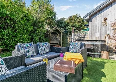The garden, outdoor sitting area & hot tub at The Studio, Cubert