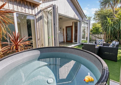 The garden, outdoor sitting area & hot tub at The Studio, Cubert