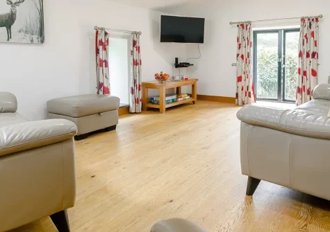 The Swallows Barn, Bray Shop is a stunning 4-bedroom barn conversion featuring reverse-level living, a private hot tub, and a fun games room. Set in an Area of Outstanding Natural Beauty, it's perfect for families and their beloved pets.