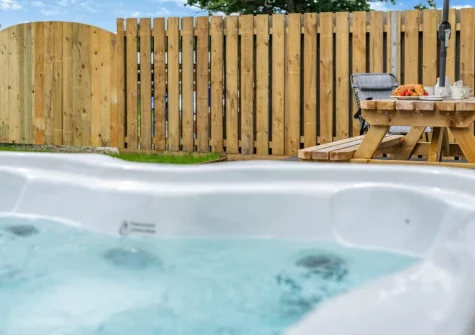The alfresco dining area & hot tub at The Swallows Nest, Launceston