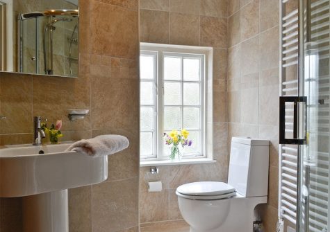 Bedroom #1 en-suite at The Thatch Cottage, South Petherwin