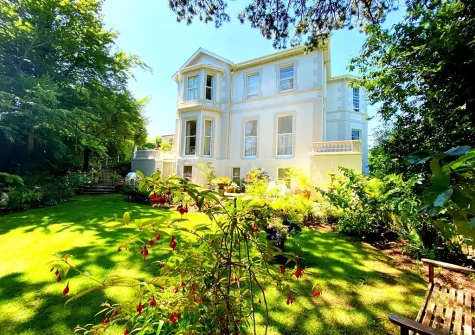 The beautifully manicued garden at The Town House at Muntham, Torquay