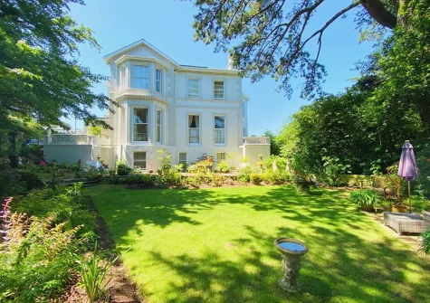 The beautifully manicued garden at The Town House at Muntham, Torquay