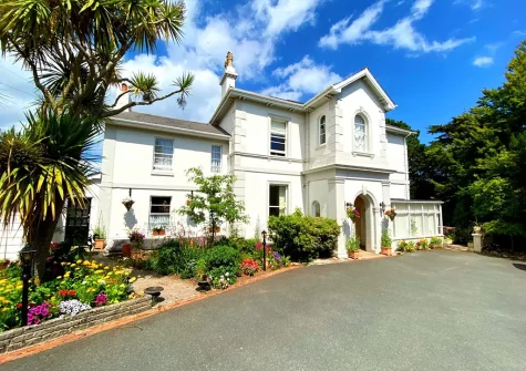 The Town House at Muntham is a delightful three-storey town house, mere moments away from Torquay's beautiful beaches