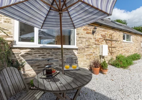 The alfresco dining area & gravel courtyard at The Trefanny Inn, Trefanny Hill