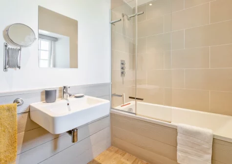 The bathroom at The White Cottage, Lerryn