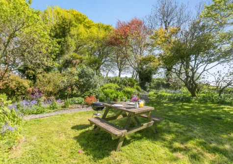 The lawned garden & alfresco dining area at The White Cottage, Lerryn