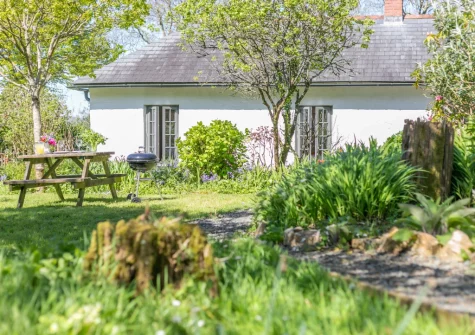 The lawned garden & alfresco dining area at The White Cottage, Lerryn