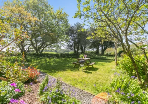 The lawned garden & alfresco dining area at The White Cottage, Lerryn