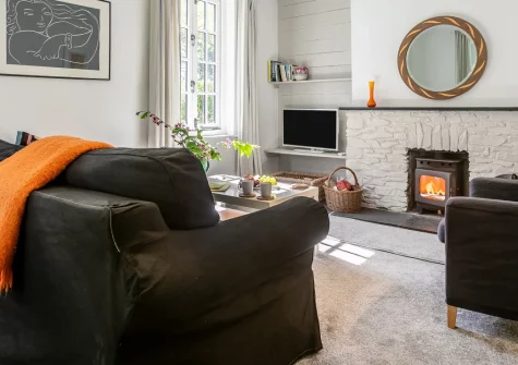 The White Cottage, Lerryn is a charming three-bedroom retreat set in enchanting mature gardens near the riverside village of Lerryn, featuring a wood burner, tranquil countryside views, and easy access to both coast and Cornwall's Eden Project.