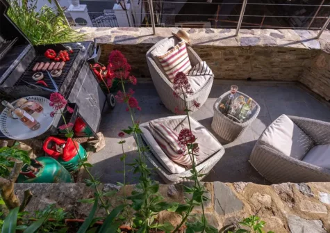 The patio & barbecue area at The Woman In White, Kingswear