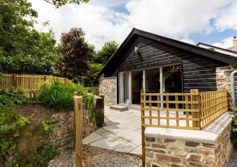 The enclosed patio & outdoor sitting area at The Workshop, High Bickington