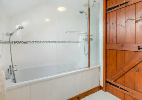 The bathroom at Thistledown Cottage, Poughill