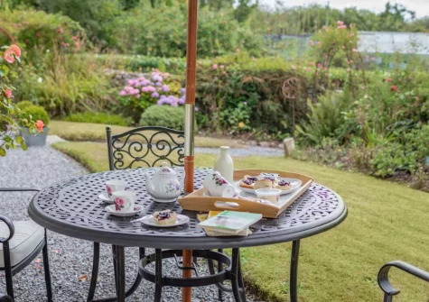 The alfresco dining area & garden at Three Hares Cottage, Throwleigh