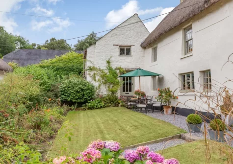 The alfresco dining area & garden at Three Hares Cottage, Throwleigh