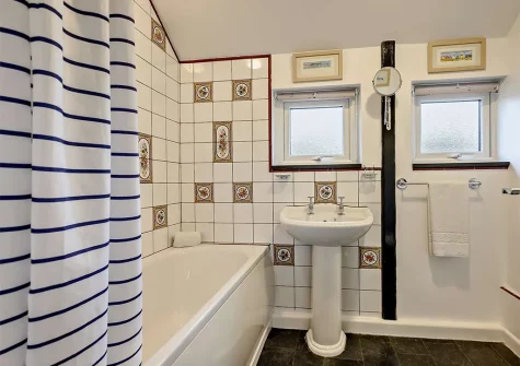 The bathroom at Threshing, Fox Valley Cottages, Trenewan