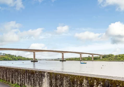 Tidal Reach has direct access to the riverside footpath from the garden