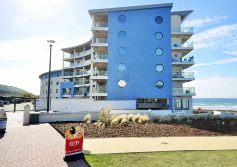 Tidal Rest is a stylish first floor apartment with far reaching sea views from the seafront balcony