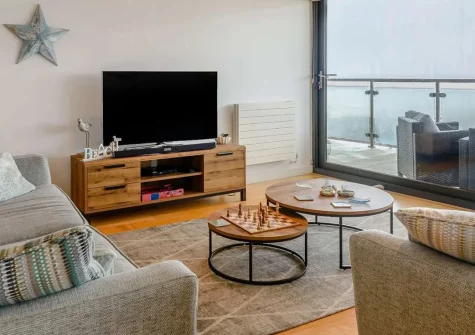 Tidal Rest, Westward Ho! is a sophisticated two-bedroom seafront apartment offering breathtaking panoramic ocean views, spacious private balcony, and contemporary amenities. Perfectly positioned for beach lovers and coastal adventurers.
