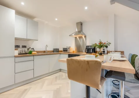 The kitchen & breakfast bar dining area at Tide and Seek, Padstow