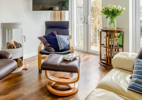 Tide Side, Bideford is a charming riverside cottage offering spectacular estuary views and direct access to the North Devon Coast Path. Perfect for families and couples seeking coastal retreats with convenient beach and attraction proximity.