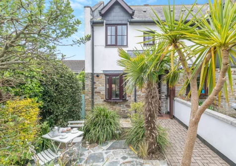 The front patio garden & outdoor sitting area at Tides Cottage, Padstow