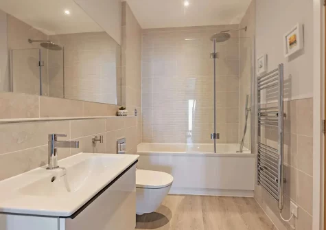 The bathroom at Tides View, Appledore