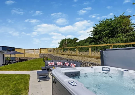 The garden, outdoor sitting area & hot tub at Tides View, Appledore