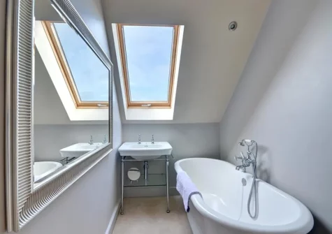 Bedroom #1 en-suite bathroom at Tonga, Porthtowan