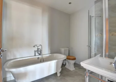 The bathroom at Tonga, Porthtowan