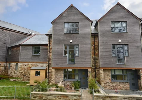 Top Mast is thoughfully furnished & with a modern finish it offers four en-suite shower rooms
