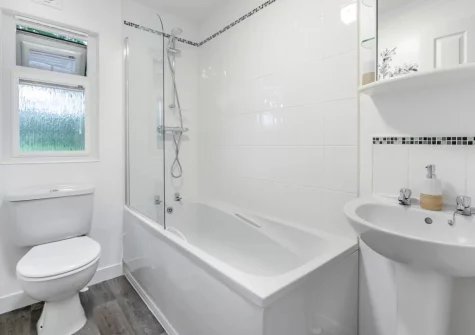 The bathroom at Tor Lodge, Meldon Lodge Park, Meldon