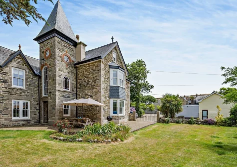 The patio & garden at Torre Vean Manor, Porthleven