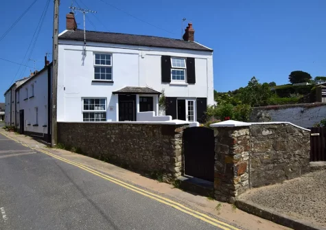 Torridge House is located within 100 steps of  the beautiful sandy Instow Beach