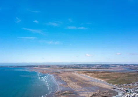 Totes Cottage is perfectly situated overlooking Westward Ho! Beach with private access to the South West Coast Path