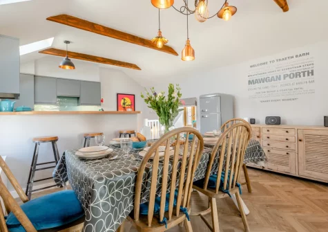 The dining area at Traeth Barn, Mawgan Porth