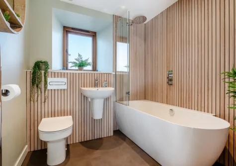 The bathroom at Traeth Barn, Mawgan Porth