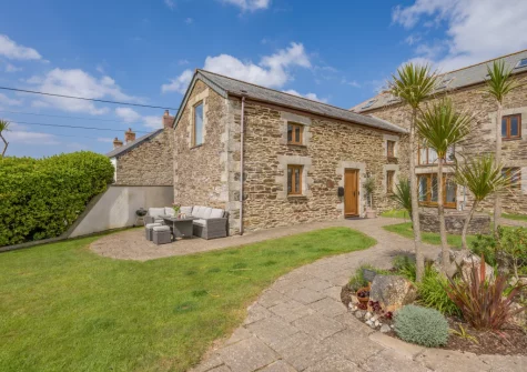 The patio, barbecue, alfresco dining area & garden at Traeth Barn, Mawgan Porth