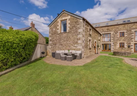 The patio, barbecue, alfresco dining area & garden at Traeth Barn, Mawgan Porth