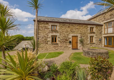 Traeth Barn is a gorgeous barn conversion in Mawgan Porth, with countryside & sea views
