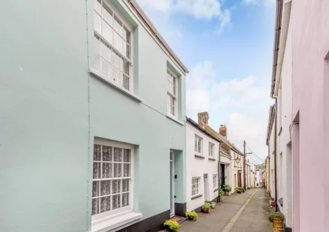 Tranquillity Cottage is a charming traditional cottage situated in the heart of the picturesque coastal village of Appledore