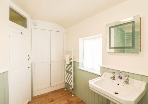 The bathroom at Travershes Cottage, Withycombe Raleigh