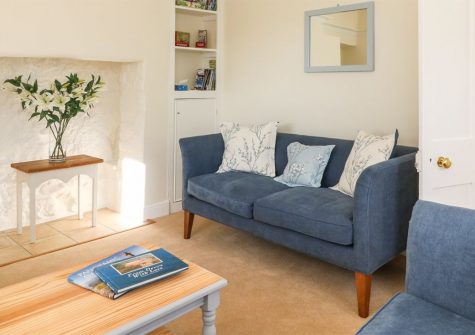 Travershes Cottage, Exmouth is a three bedroom cottage for five with comfortable sitting room, dining kitchen and garden for relaxing. Walk into Exmouth for restaurants and shopping, explore the nearby Exe estuary or spend the day on the beautiful sandy beach.