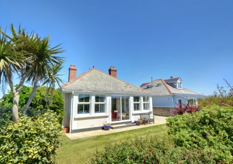 The front lawned garden at Trearth, St Merryn
