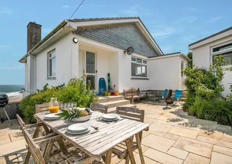 The patio, barbecue, alfresco dining & outdoor sitting area