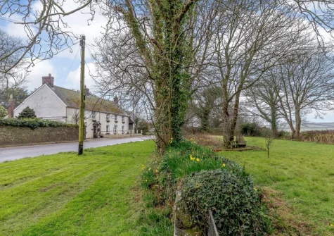 Tredinnick Farmhouse is perfectly positioned to explore both coast and countryside in Cornwall