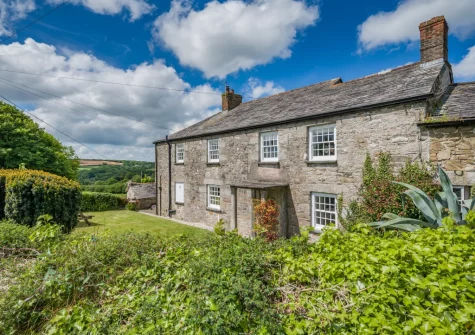 Tregenna Farmhouse is an impressive & beautifully spacious Cornish farmhouse nestled on the renowned Bodmin Moor, surrounded by rolling hills & iconic tors