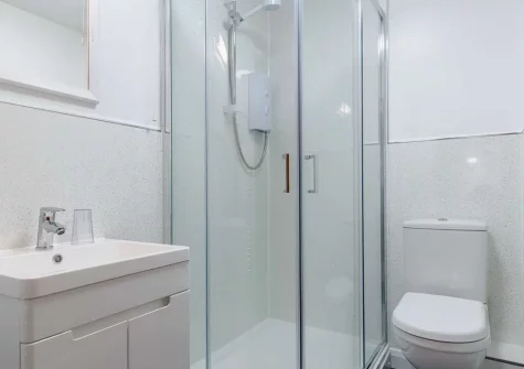 Bedroom #1 en-suite shower room at Trelawny, London Apprentice