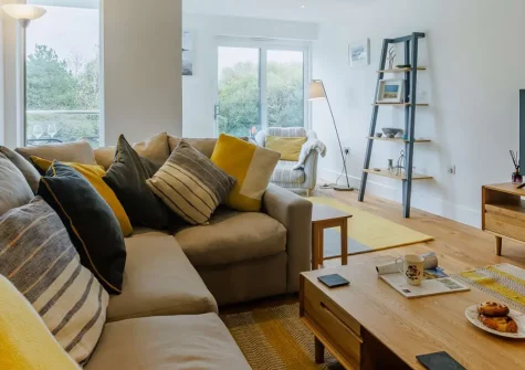 Treloar Heights, Bude is a stylish two-bedroom apartment with stunning canal views and private balcony. Just 500m from Summerleaze beach, enjoy contemporary interiors, Smart TVs, and direct beach access—perfect for unforgettable coastal holidays.