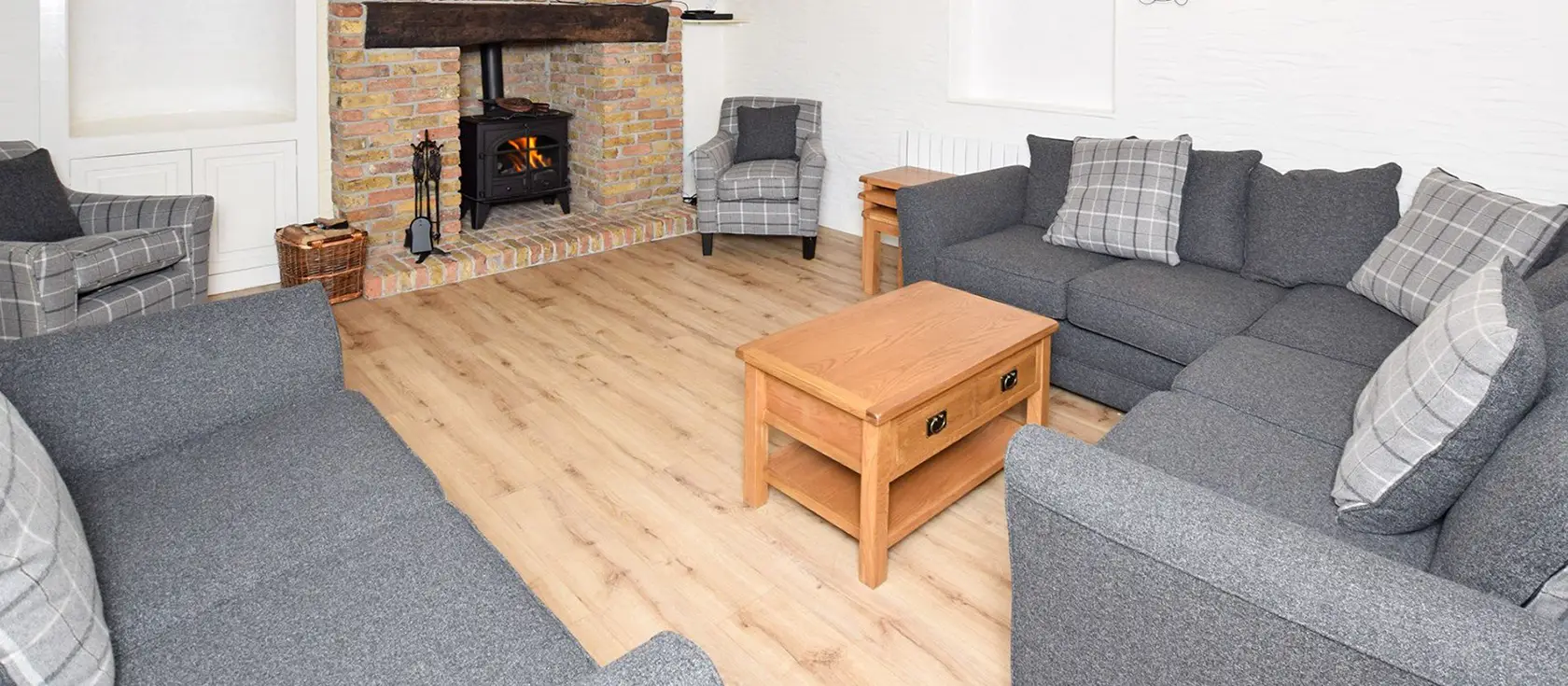 Trelow Farmhouse, Tredinnick is a stunning traditional Cornish retreat with six bedrooms, private hot tub, and snooker room. Enjoy complimentary access to the adjacent Camel Creek Adventure Park while being perfectly positioned to explore Cornwall.